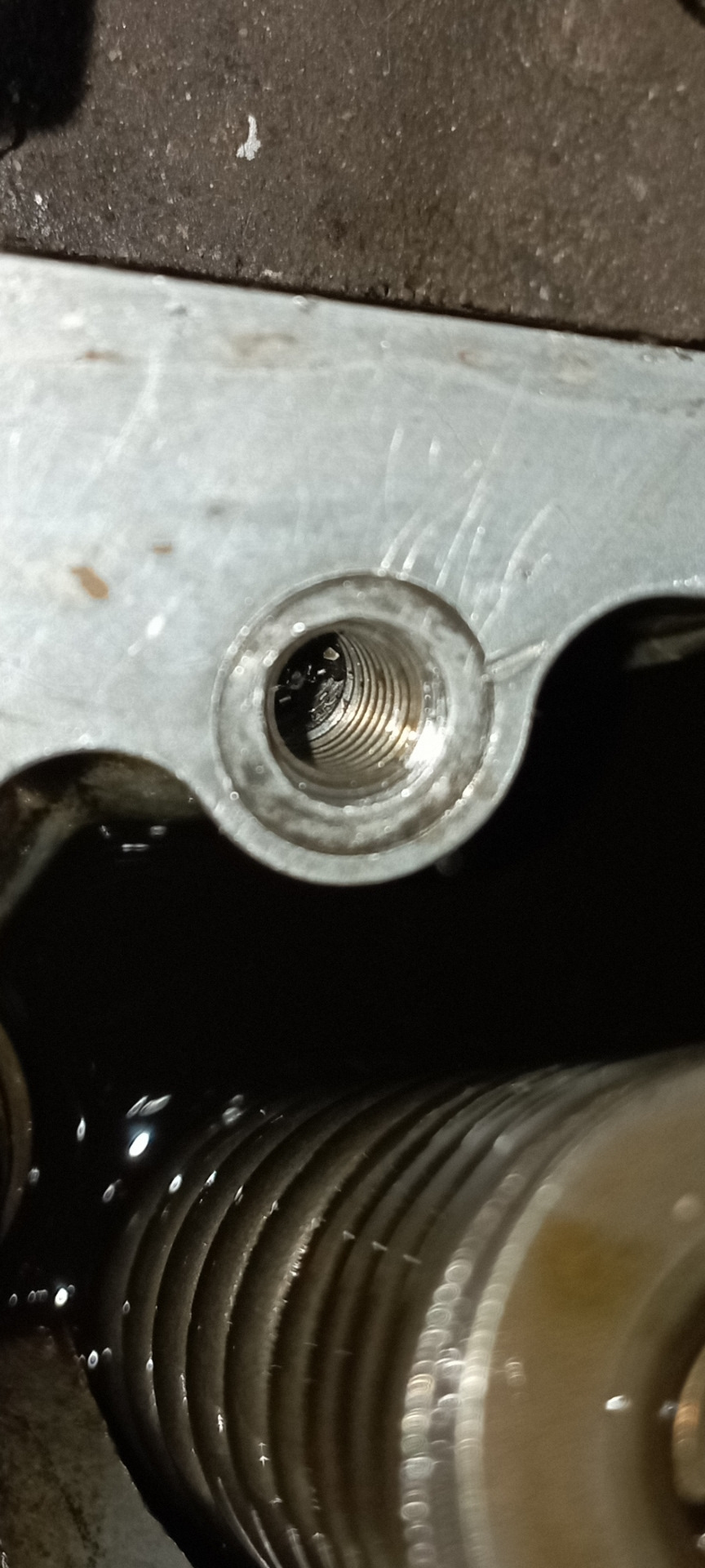 Резьба болта клапанной крышки — Honda Civic (7G), 1,6 л, 2003 года ...