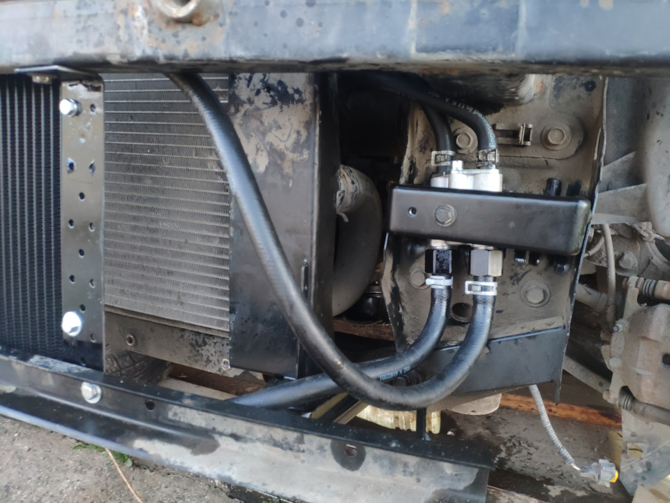 Место за уголком для держателя трубок на заводскую резьбу — Nissan Qashqai (1G)