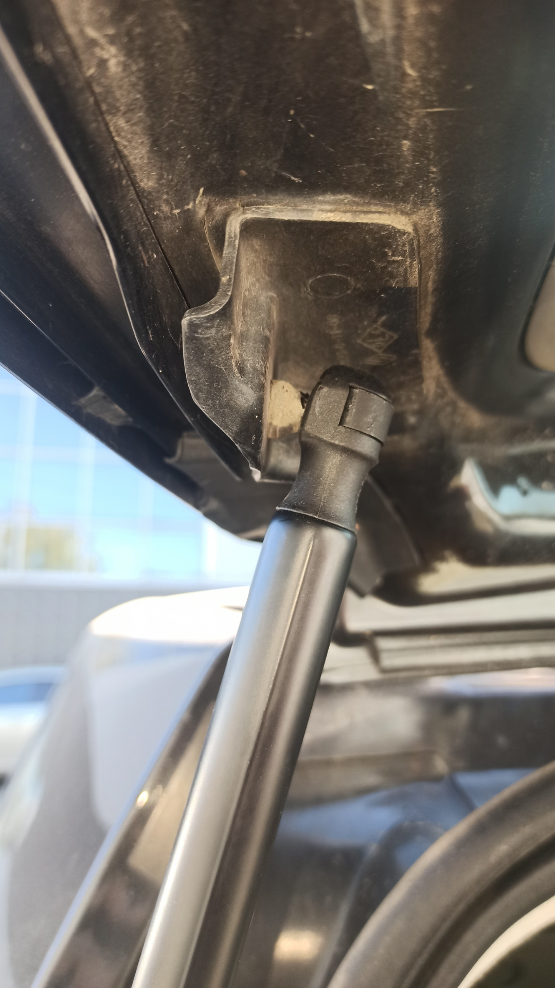 Как поменять газовые упоры крышки багажника