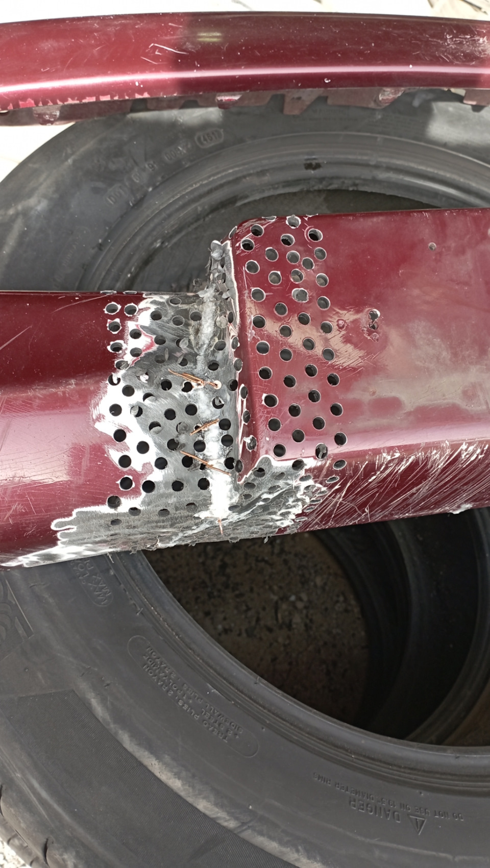 После того, как весь бампер надёжно склеен, вокруг каждой трещины сверлим отверстия, в которые зальется смола и они будут выполнять роль клепок. Сразу скажу, что без отверстий ничего держаться не будет. — Peugeot 206 CC