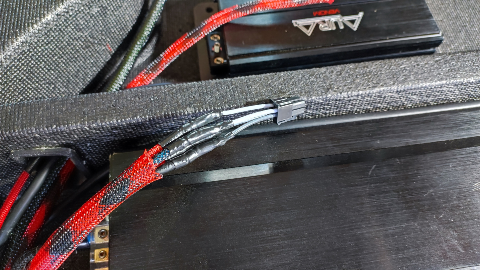 SQ Система в CS55 Plus. Усилитель на мидбасы AURA VENOM-D2.300 ULTRA