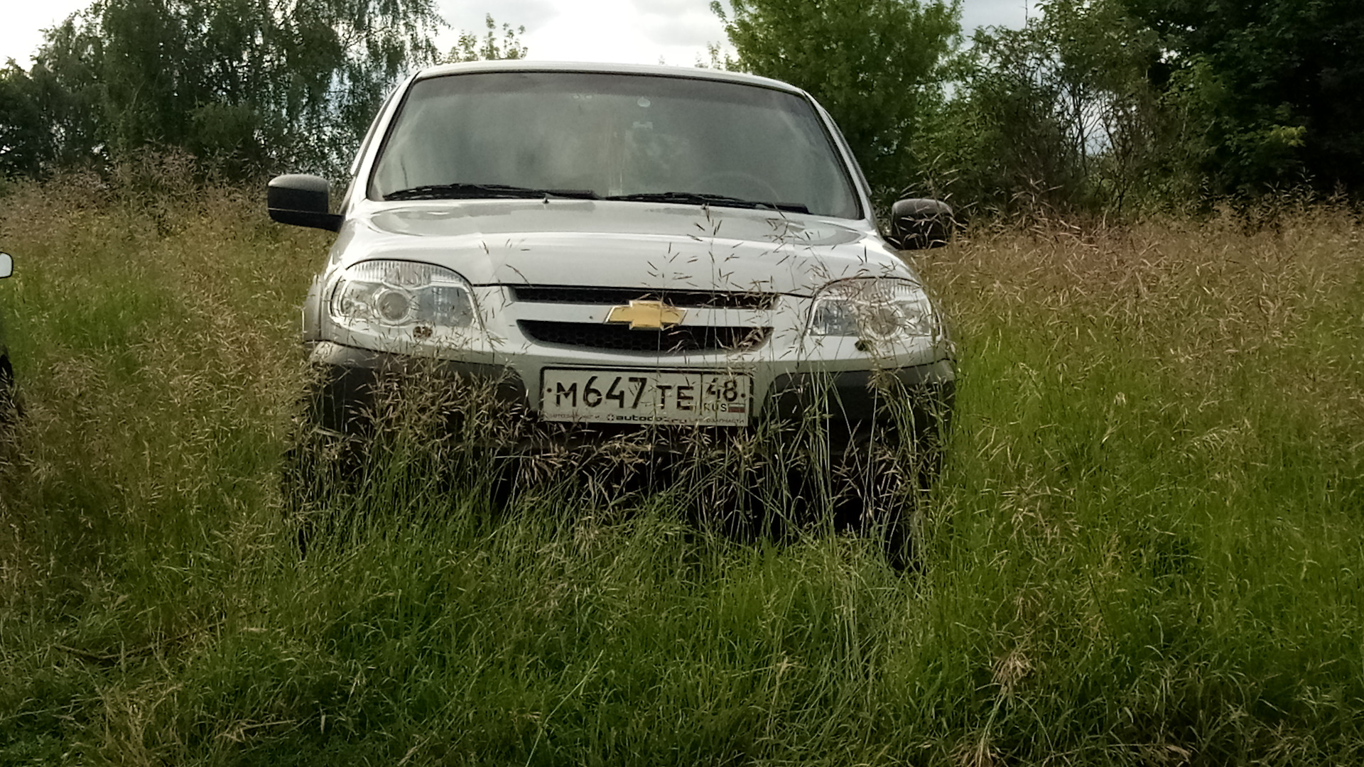 Niva Chevrolet серебристая