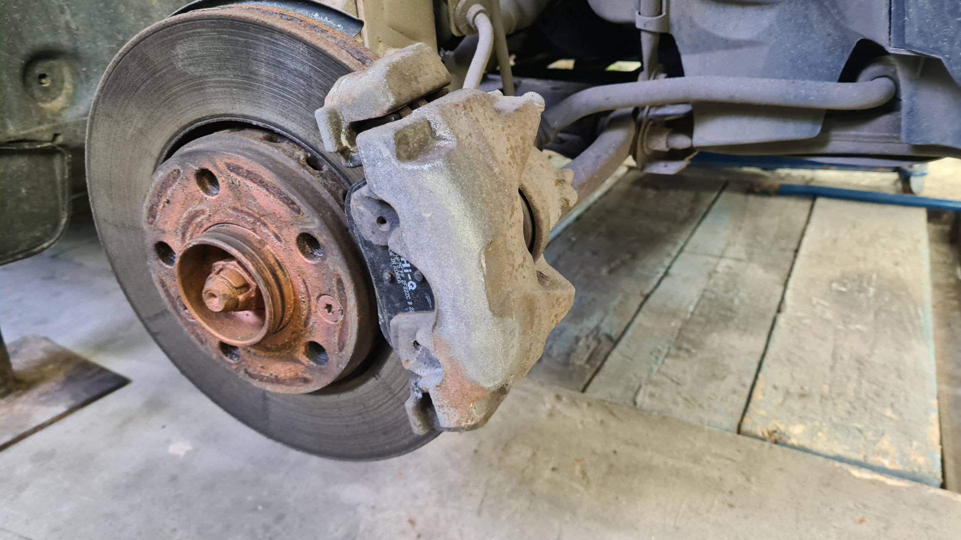 Суппорт дискового тормоза логан 2. Белая шкода кодиак суппорта и диска покраска. Суппорт тормозной 19150983 тормозные колодки. Суппорт на новые колодки. Суппорта акебоно.