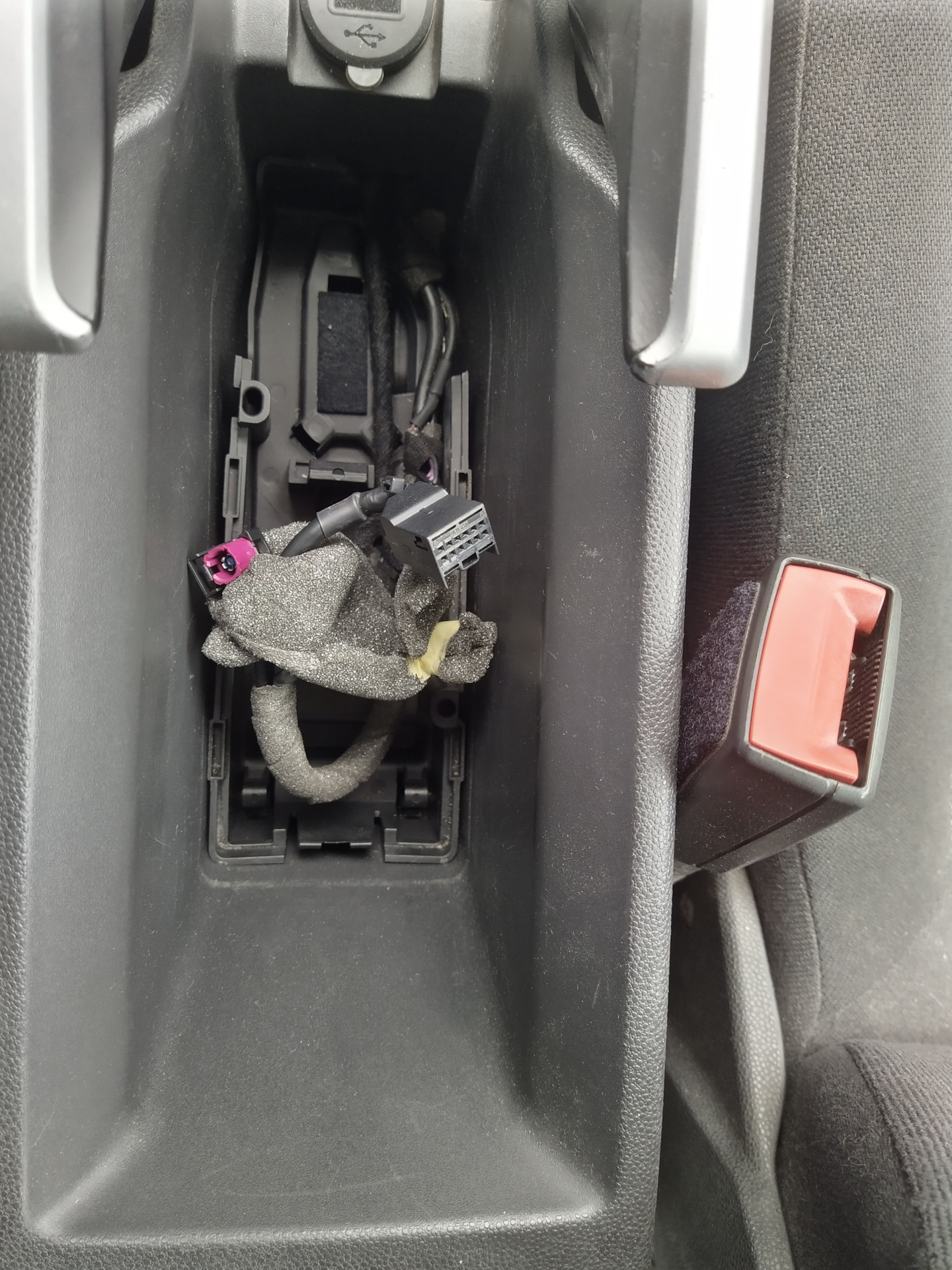 Разъемы в нише под ручником — Opel Zafira B, 1,7 л, 2010 года ...