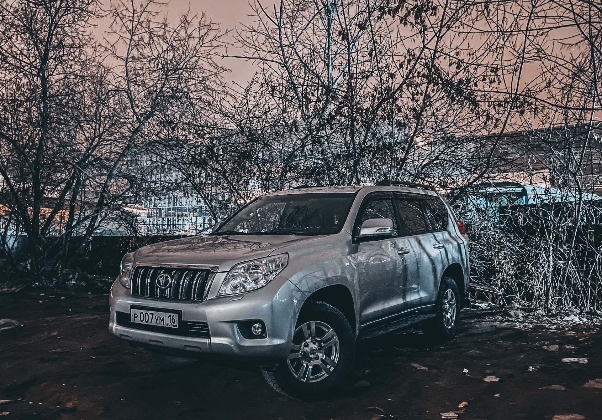 Купил прадо 2.7 бензин. Четверть кузова Toyota Land Cruiser Prado 1250. Машинная вышивка Лэнд Крузер Прадо. Toyota Land Cruiser Prado дымит при движении задним ходом. Prado 150 низкий уровень тормозной.