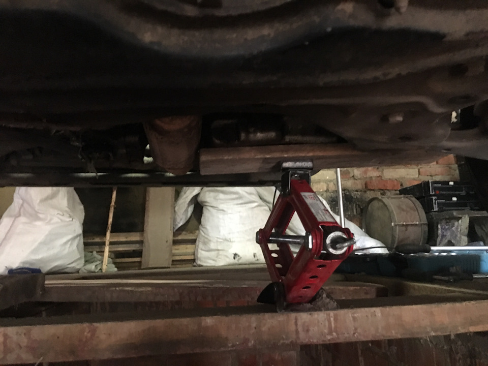 Замена верхей правой подушки двигателя — Volkswagen Golf Mk4, 1,6 л ...