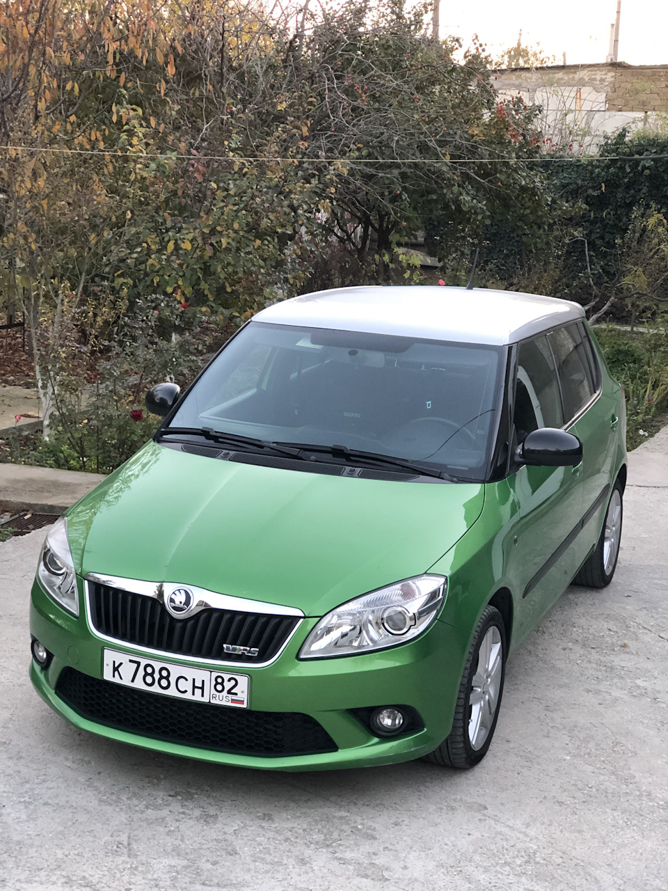 Skoda Fabia зеленая