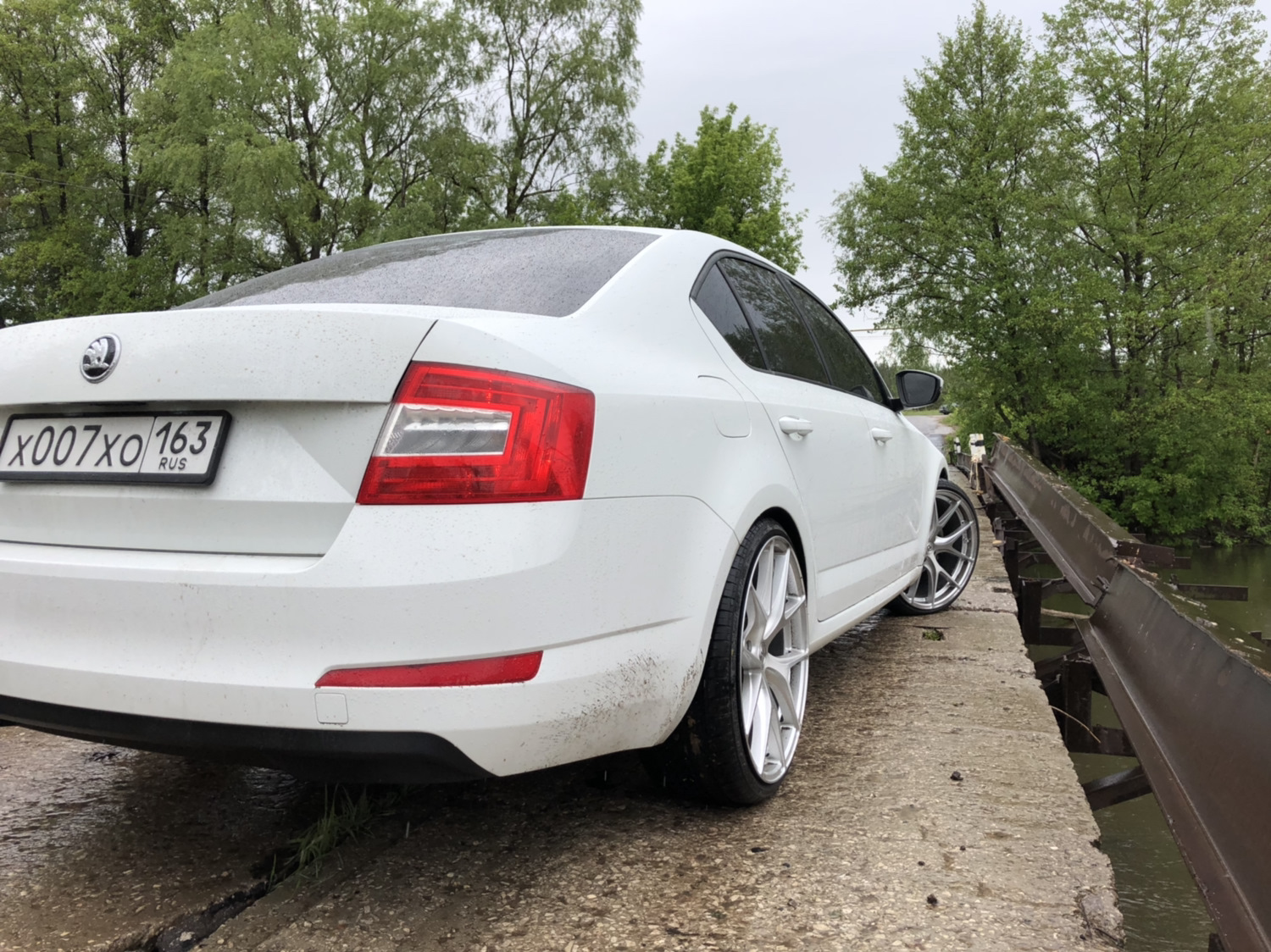 Запчасти шкода а7. Skoda Octavia a7 белая r17. Skoda Octavia r20. Skoda Octavia a7 r20.