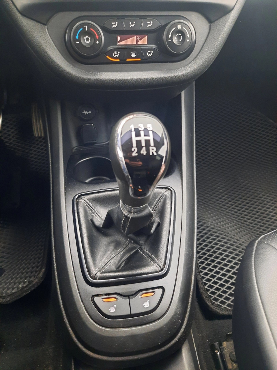 Освежил салон. Химчистка пластика и потолка. — Lada Vesta SW, 1,8 л ...