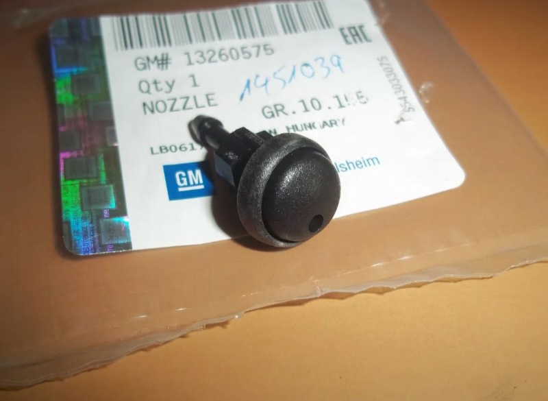 Замена форсунка омывателя задняя — Opel Astra J, 1,4 л, 2011 года ...