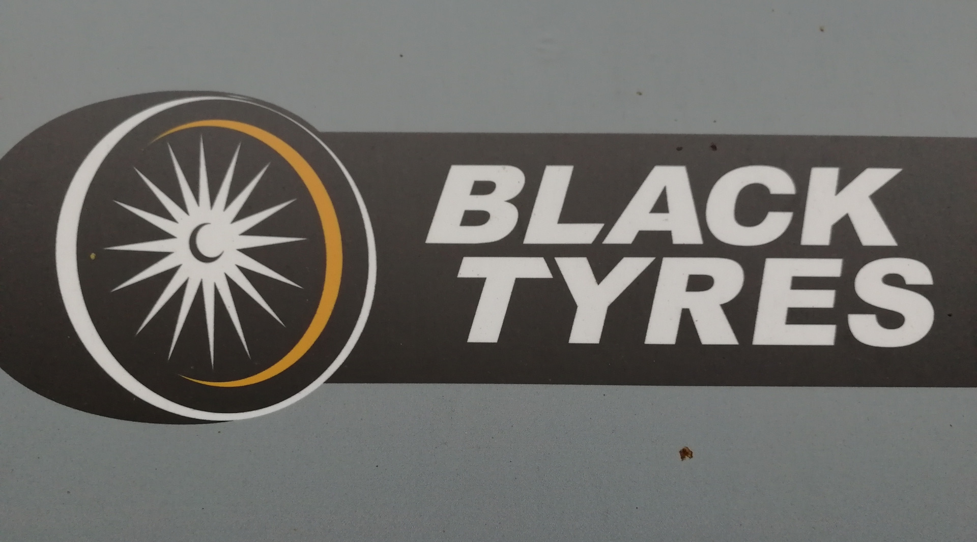 Интернет магазин blacktyres. Блэк Тайерс. BLACKTYRES логотип. Блэк Турес шины диски Подольск. BLACKTYRES logo.