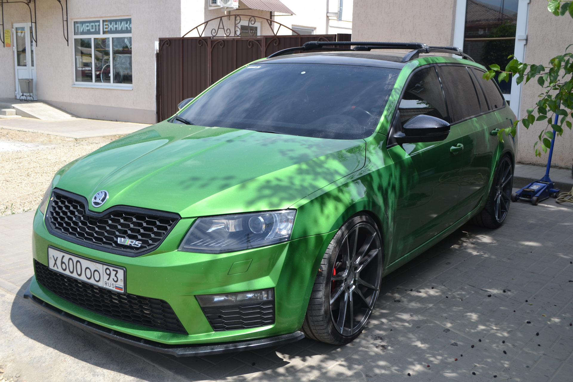 Skoda fl. Октавия а7 VRS. Шкода Октавия а7 Комби зеленая. Диски РС Шкода Октавия а7. Skoda Octavia a7 VRS.