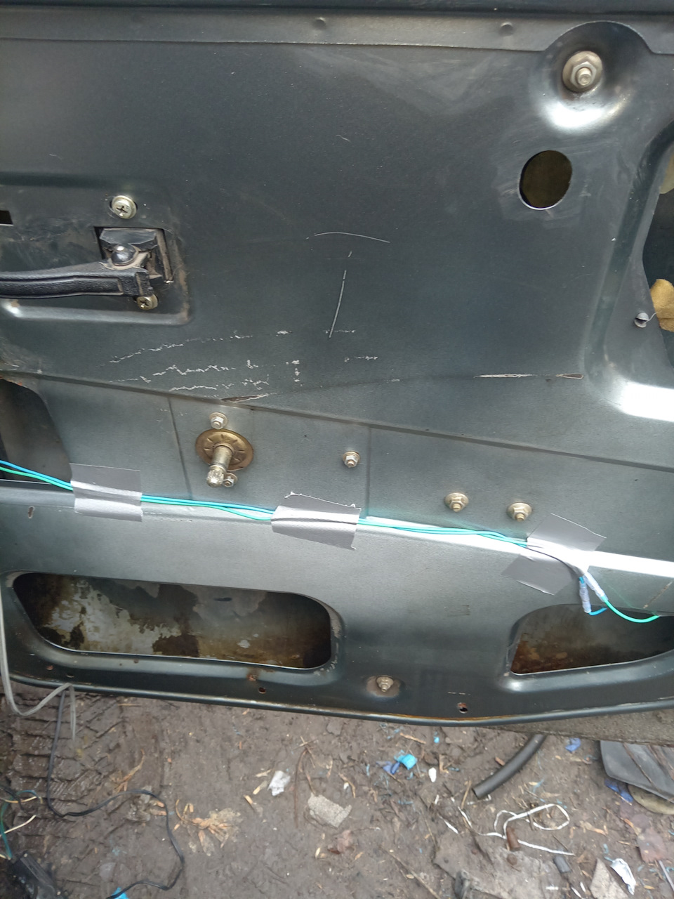 Провода также проложил по верх двери — Lada 2120 Надежда