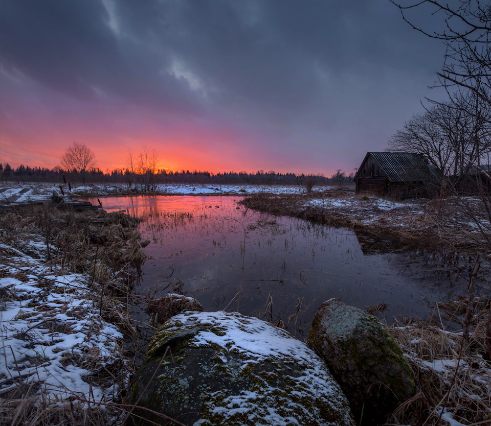 Просто село. Красивая осень в деревне ночью.