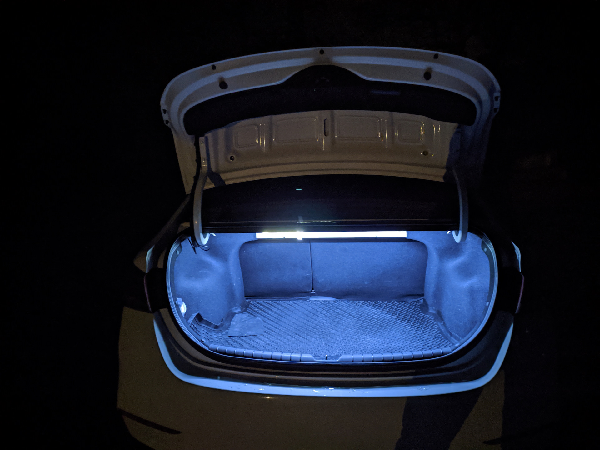 Купить подсветку багажника. Солярис 2017 багажник. Багажник Солярис 2. Хендай Солярис 2017 багажник. Багажник Hyundai Solaris 2017-.