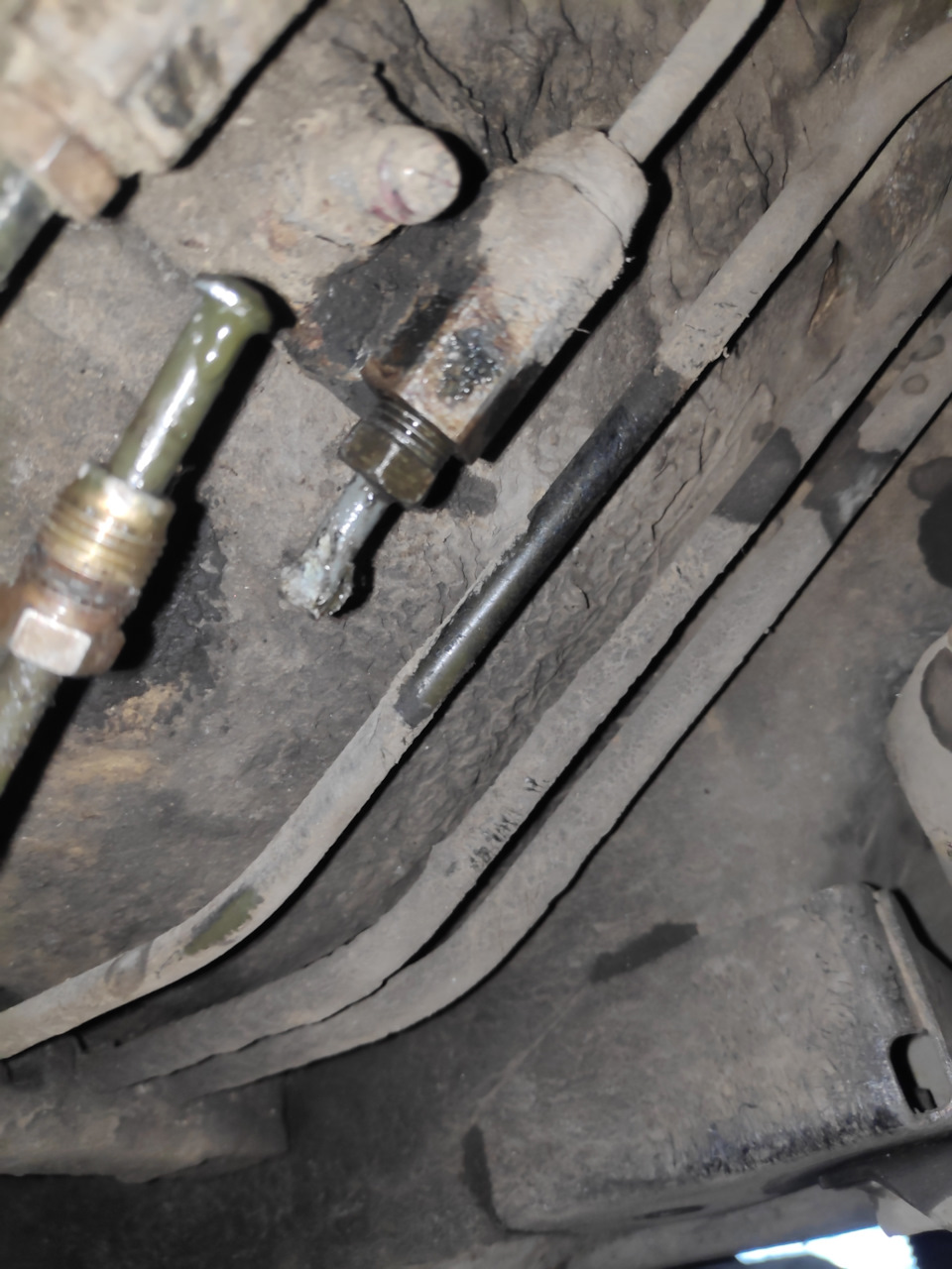 Старость-не радость. Потекла тормозная трубка — Mitsubishi Lancer IX, 2 ...