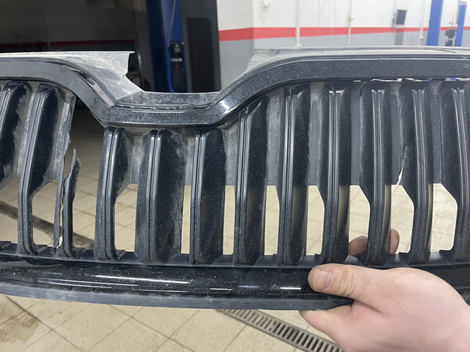 Замена решетки радиатора — Skoda Octavia A7 Mk3, 1,8 л, 2013 года ...
