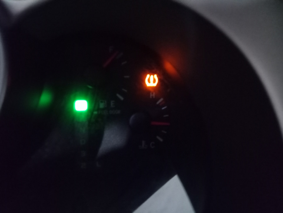 Значок спущенное колесо — Toyota Highlander (XU20), 3,3 л, 2005 года ...
