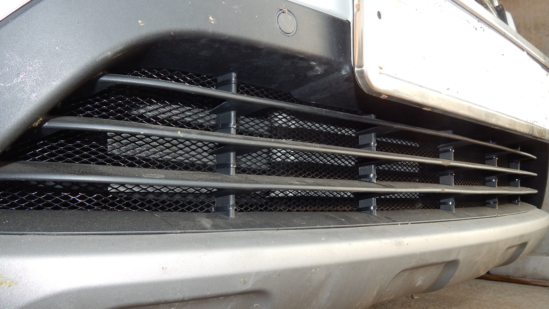 Сетка в бампер для защиты радиатора. Сетка на радиатор автомобиля ниссан кашкай j11. Сетка в бампер для защиты радиатора. Сетка в бампер 2112. R8380h0550.