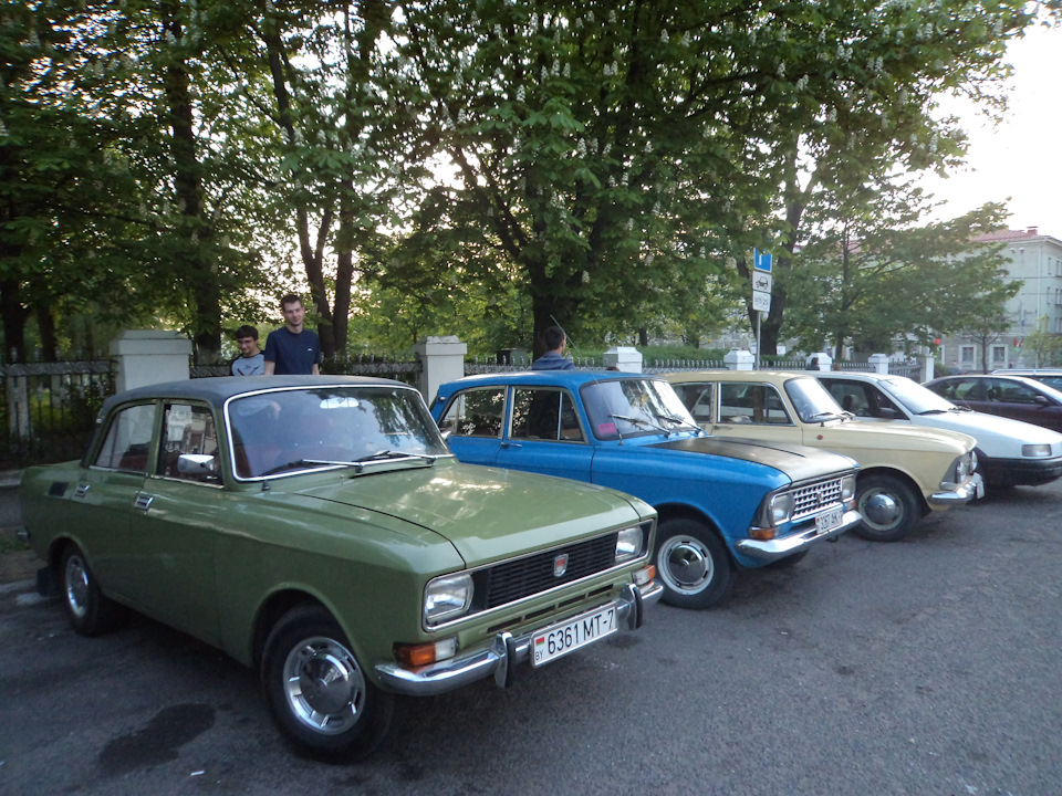 В кругу старших и младших собратьев. Пассат БэТры — тоже собрат. А вот БэШэсть-БэСем — и*учие вёдра! :D — Москвич 2140