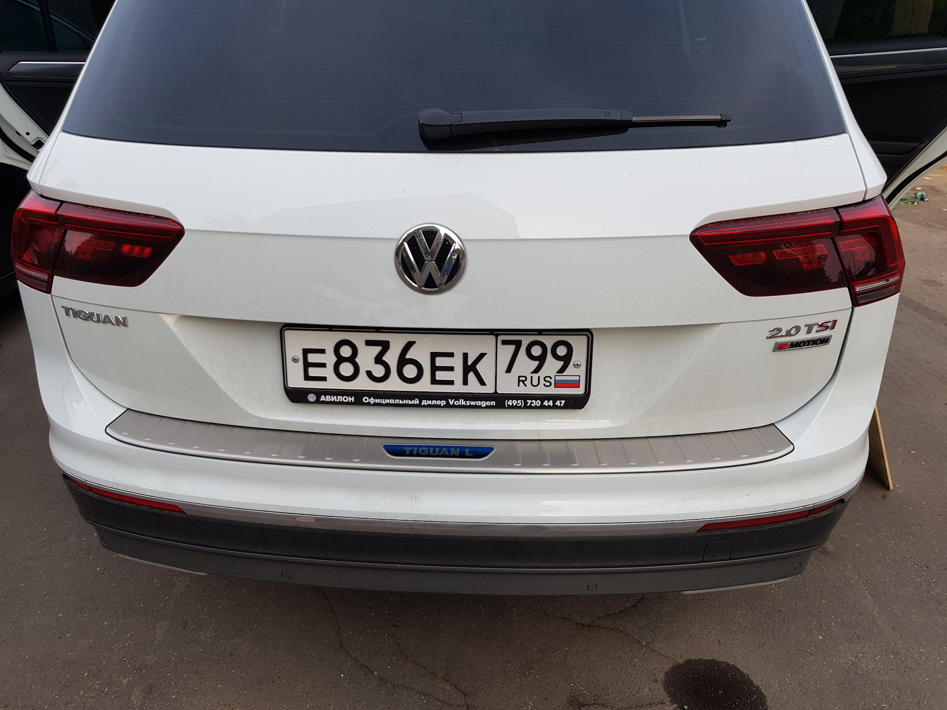 Тигуан шильдики. Tiguan шильдик 2021. Шильдик 4motion Тигуан 2021. Накладка на багажник VW Tiguan 2. Шильдик Тигуан 4 Motion.