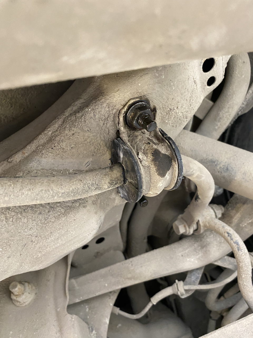 Замена втулок заднего стабилизатора — Nissan Qashqai (2G), 2 л, 2014 ...