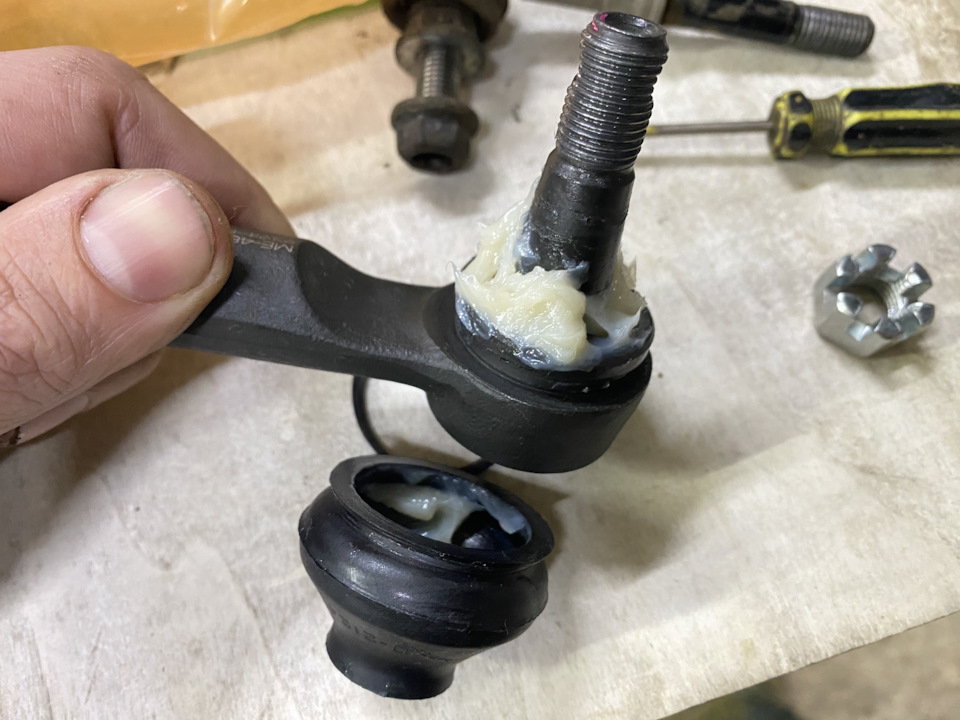 Сняв пыльник увидел под завязку набитый шарнир смазкой! Я снова снимаю повторно шляпу перед Масума! Столько смазки под пыльником я еще не видел ни на одном другом аналоге! — Nissan Cefiro Wagon