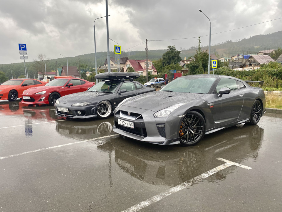 Nissan GTR r35 в лесу