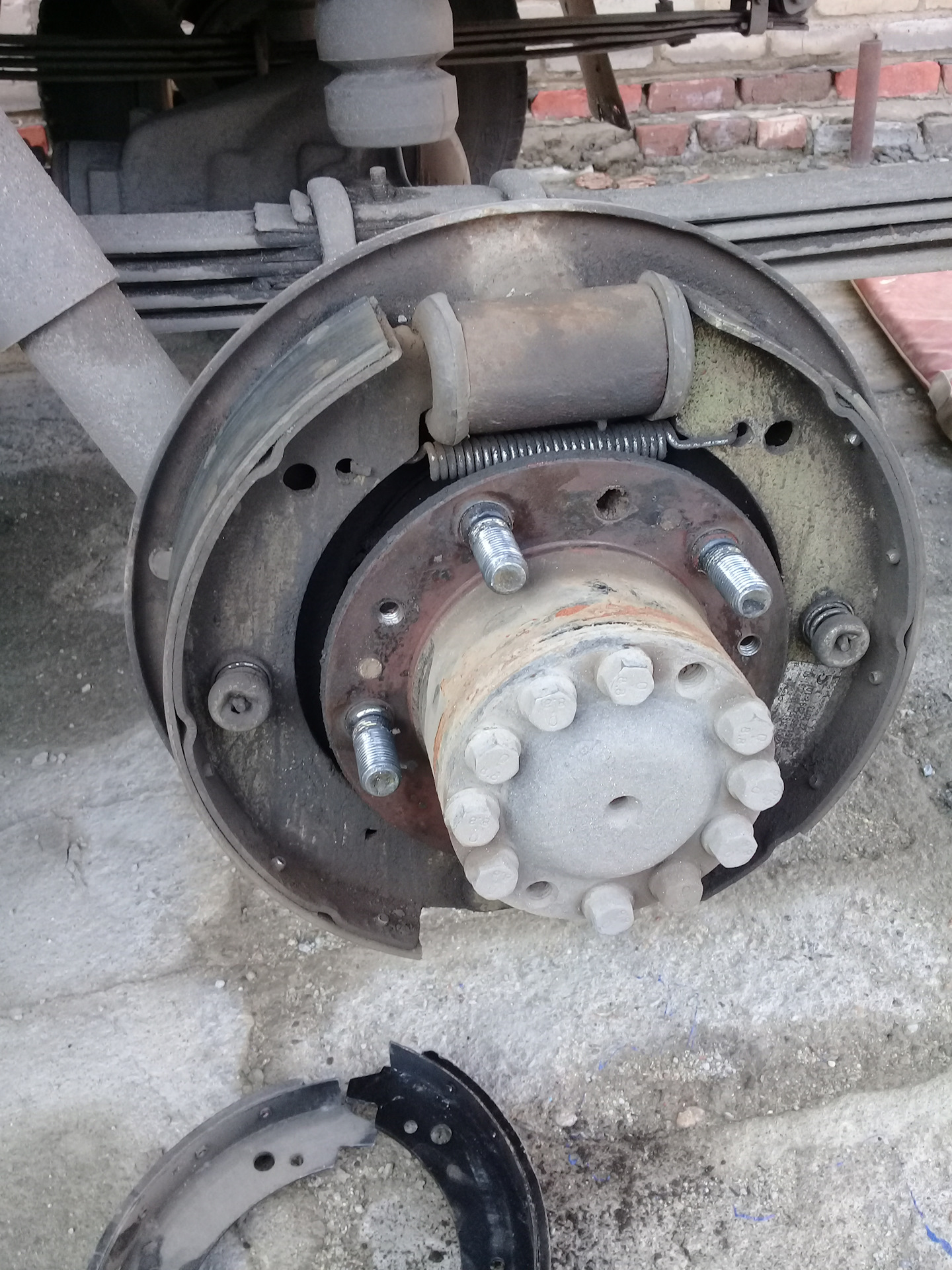 Замена задних колодок уаз. Уаз 469 эксцентрик колодок. Колодки тормозные задние уаз буханка. Замена задних колодок уаз. Замена задних колодок уаз.