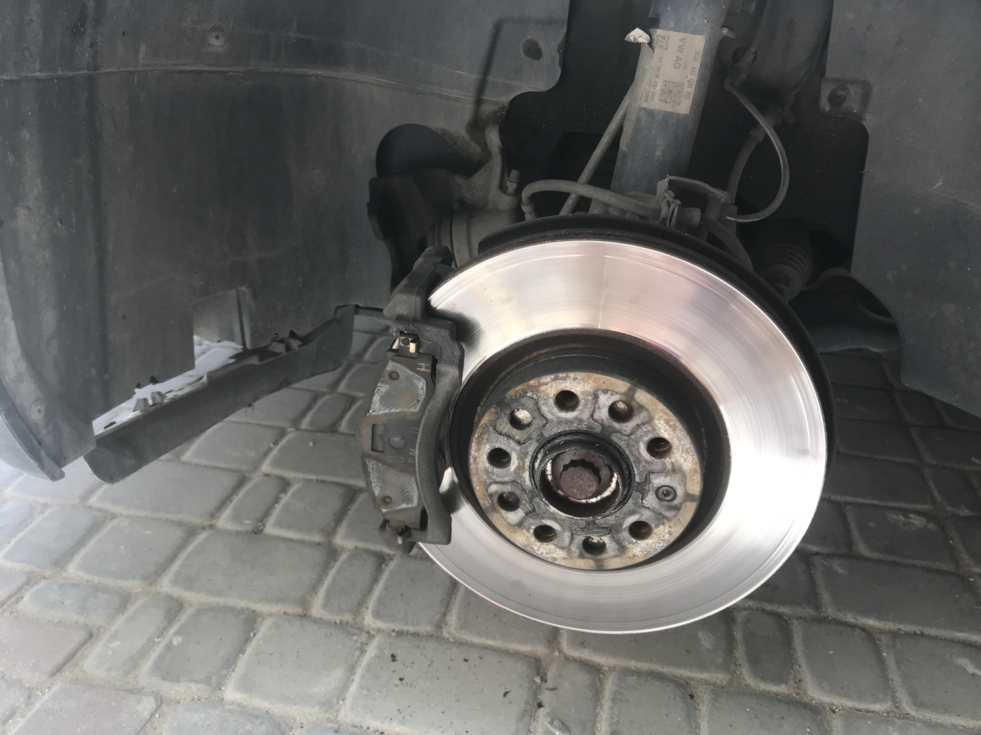 8тси. Пассат б8 замена колодок. Пассат б8 замена колодок. 8тси. Замена колодок пассат б6.