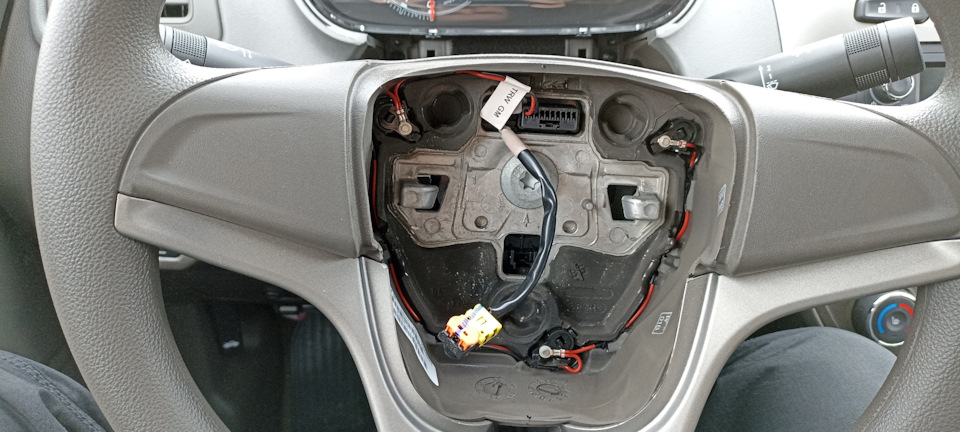 Отсоединение коннекторов и снятие нижней кнопки управления рулевым колесом