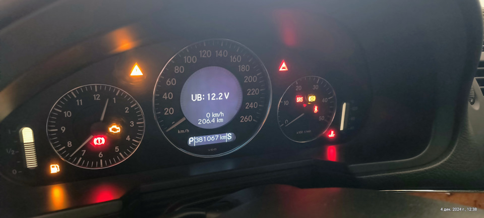 Установка на авто, напряжение бортовой после прогрева свечей, забавно как блок BSG нивелирует напряжение с акб в 12,8 на свои рабочие 12,2+- — Mercedes-Benz E-Class Estate (S211)