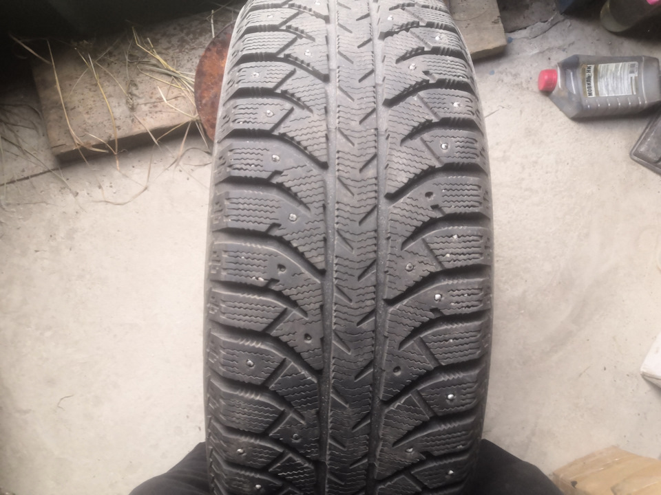 Шины зимние шипованные Bridgestone 225/65 R17 на Hyundai Tucson (TL). Б ...