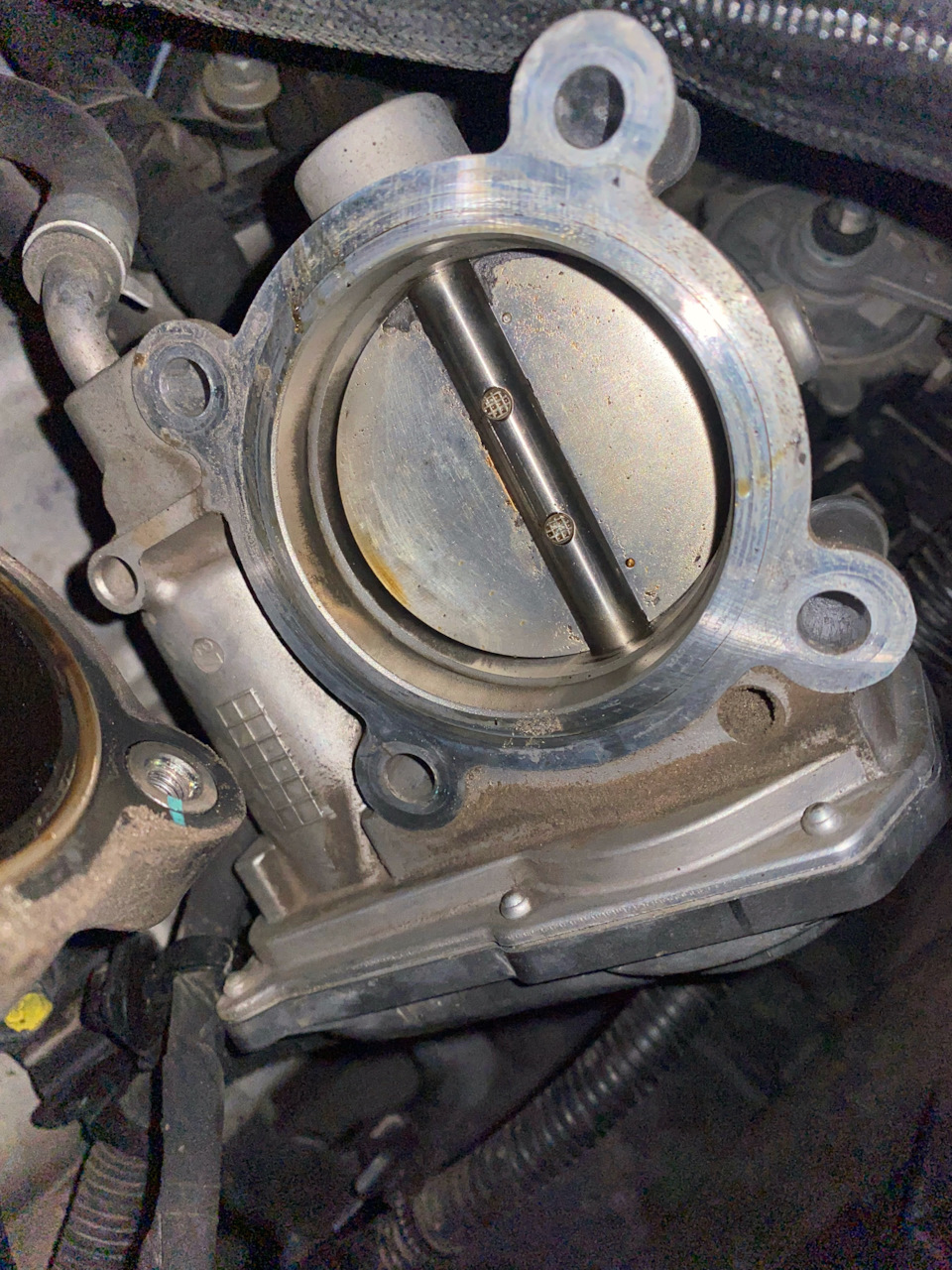 С внутренней стороны не особо грязно за 43 тысячи с момента последней чистки, хотя пару пшиков G’ZOX INJECTION & CARB CLEANER не помешает — KIA Sportage (4G)