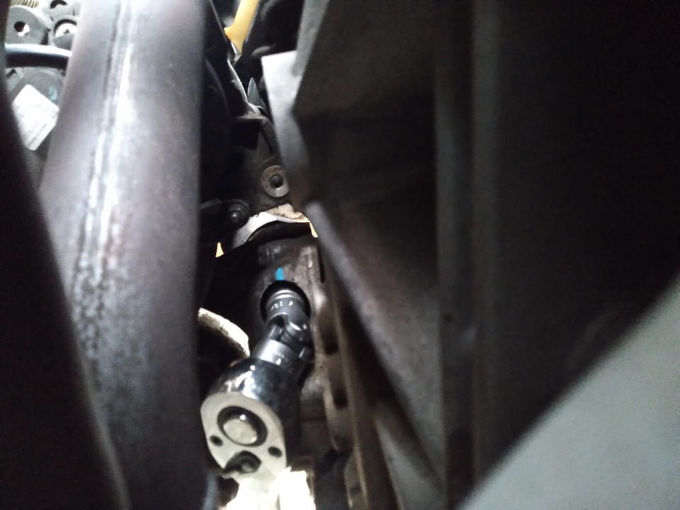 Откручиваем натяжитель — Volkswagen Polo Sedan