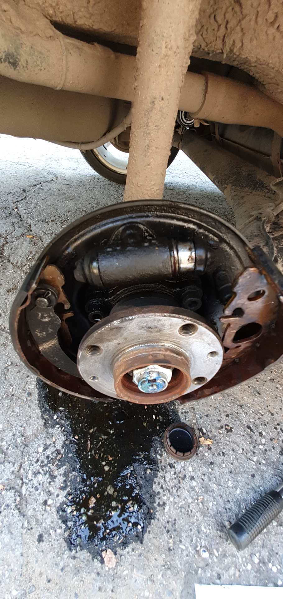 Заклинил задний тормозной цилиндр — Lada Приора седан, 1,6 л, 2015 года ...