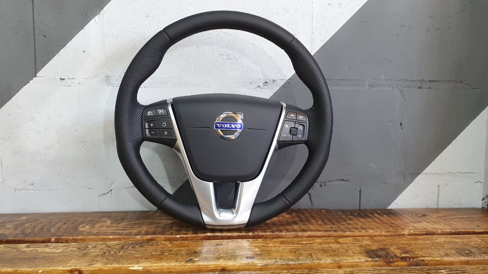 Руль с перфорацией. — Volvo S60 (2G), 2,5 л, 2011 года | стайлинг | DRIVE2