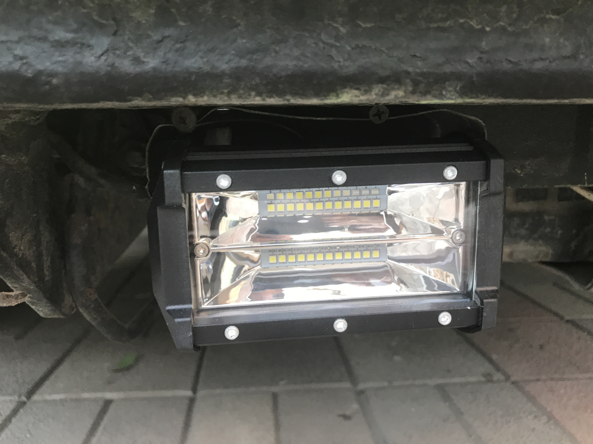 Фонарь задний камаз led. Dura light 144d warm white. Фонарь заднего хода шмитц светодиодный 24v. Прожектор задний. Прожектор задний.