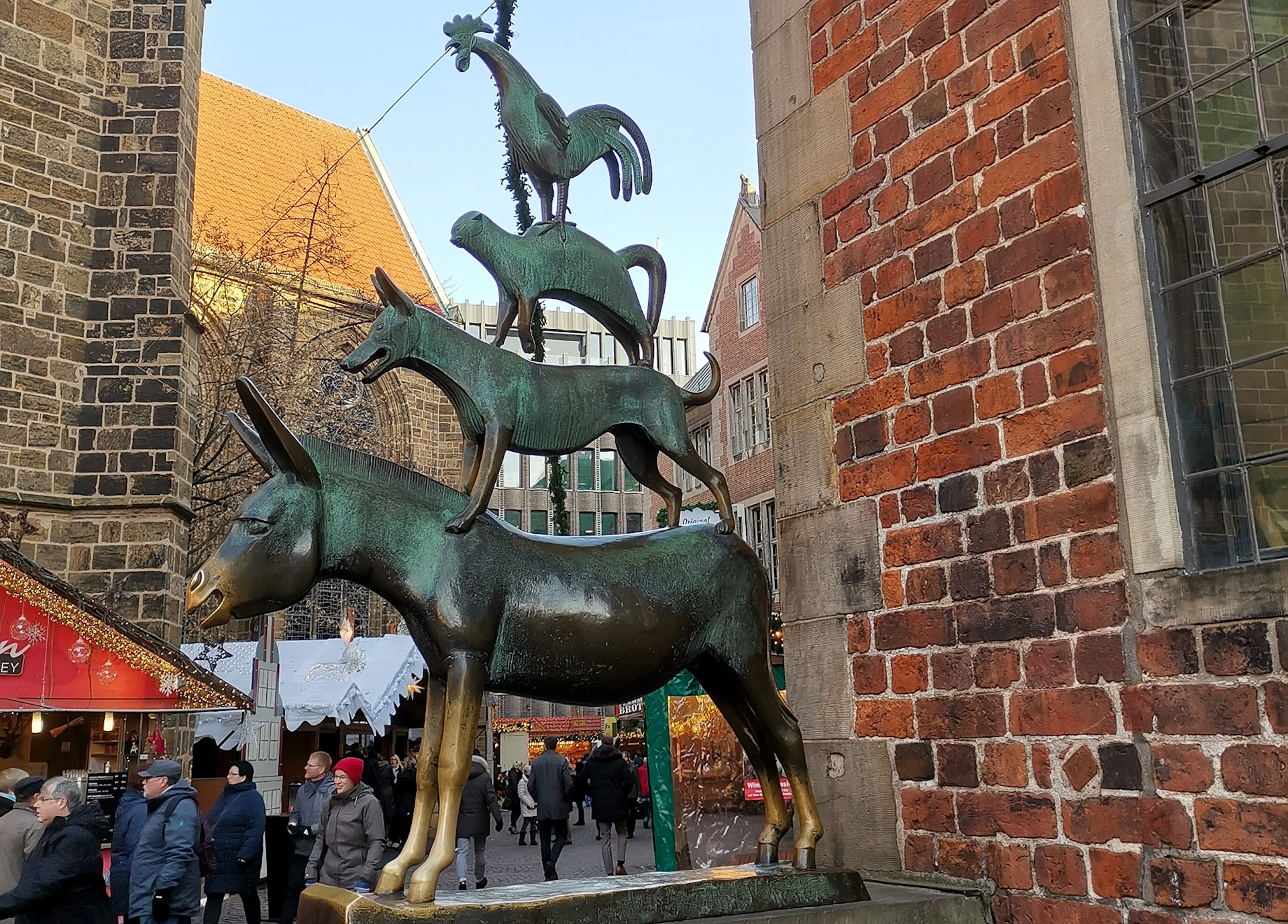 В какой стране памятник бременским музыкантам. Памятник бременским музыкантам в Бремене. Бремен город в Германии. Город Бремен в Германии и его доспремечательства. Гамбург памятник бременским музыкантам.