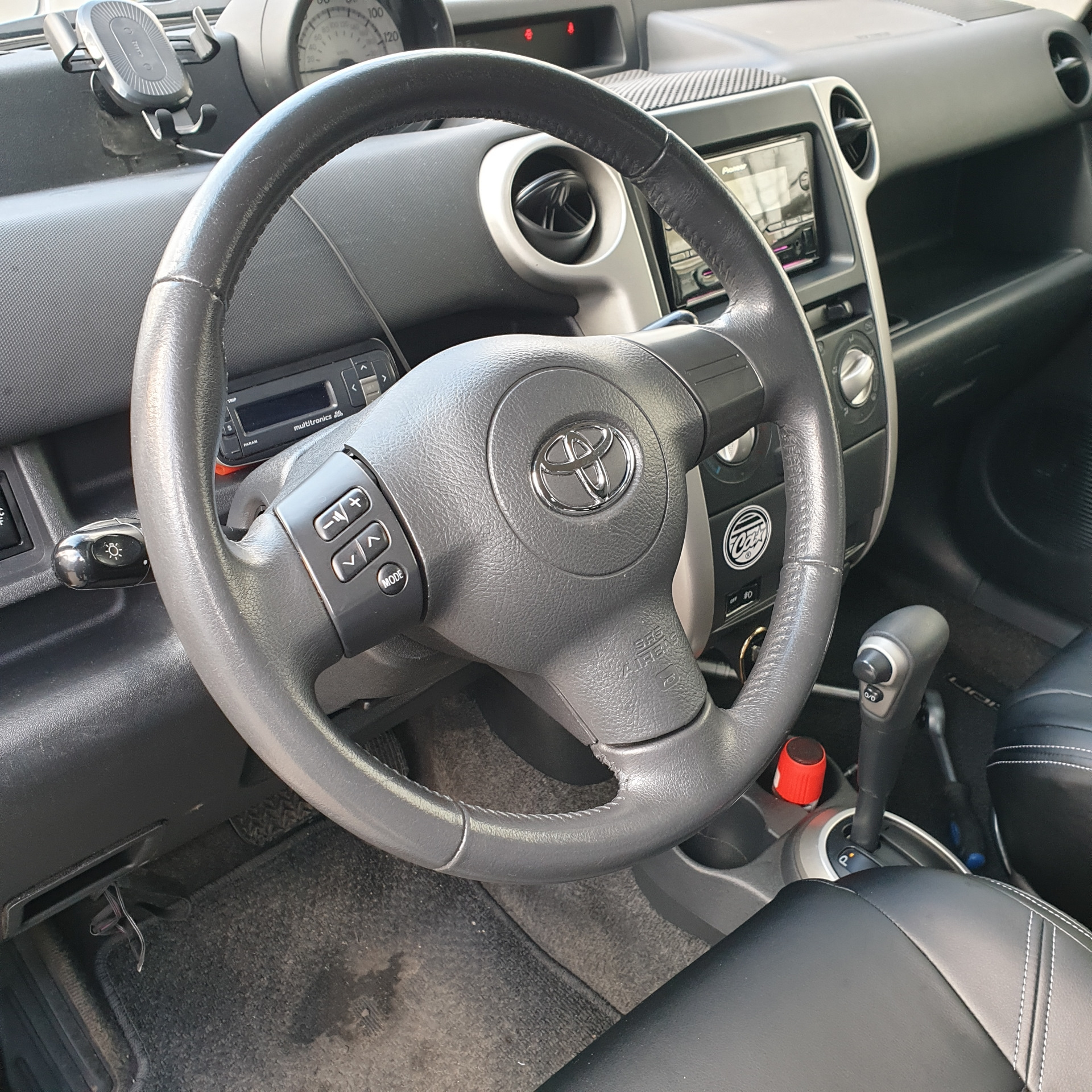 Левой руля право руля. Королла е120 руль. Toyota Scion XB 2005 салон. Королла 2004 руль. Руль Королла 120 Momo.