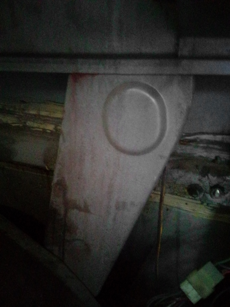 Обнаружил что вот эта планка не приварена сверху. Не забыть бы весной приварить. — Lada 2120 Надежда