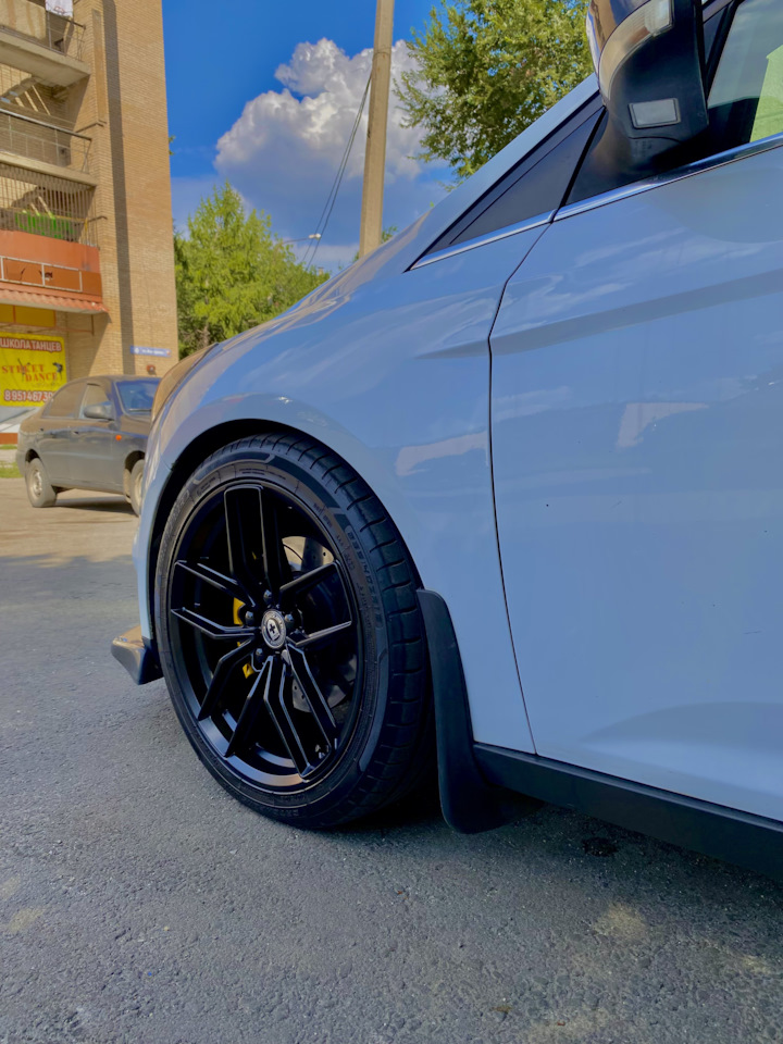 Литые диски HRE 8Jx18 ET38 5x108 на Ford Focus III Hatchback, Ford ...