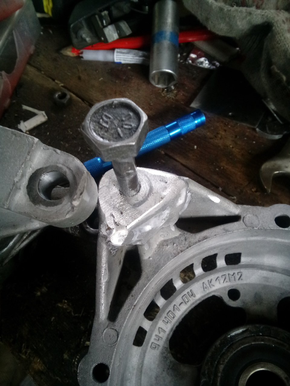 Болт в проушине генератора сидит плотно — Lada 2120 Надежда