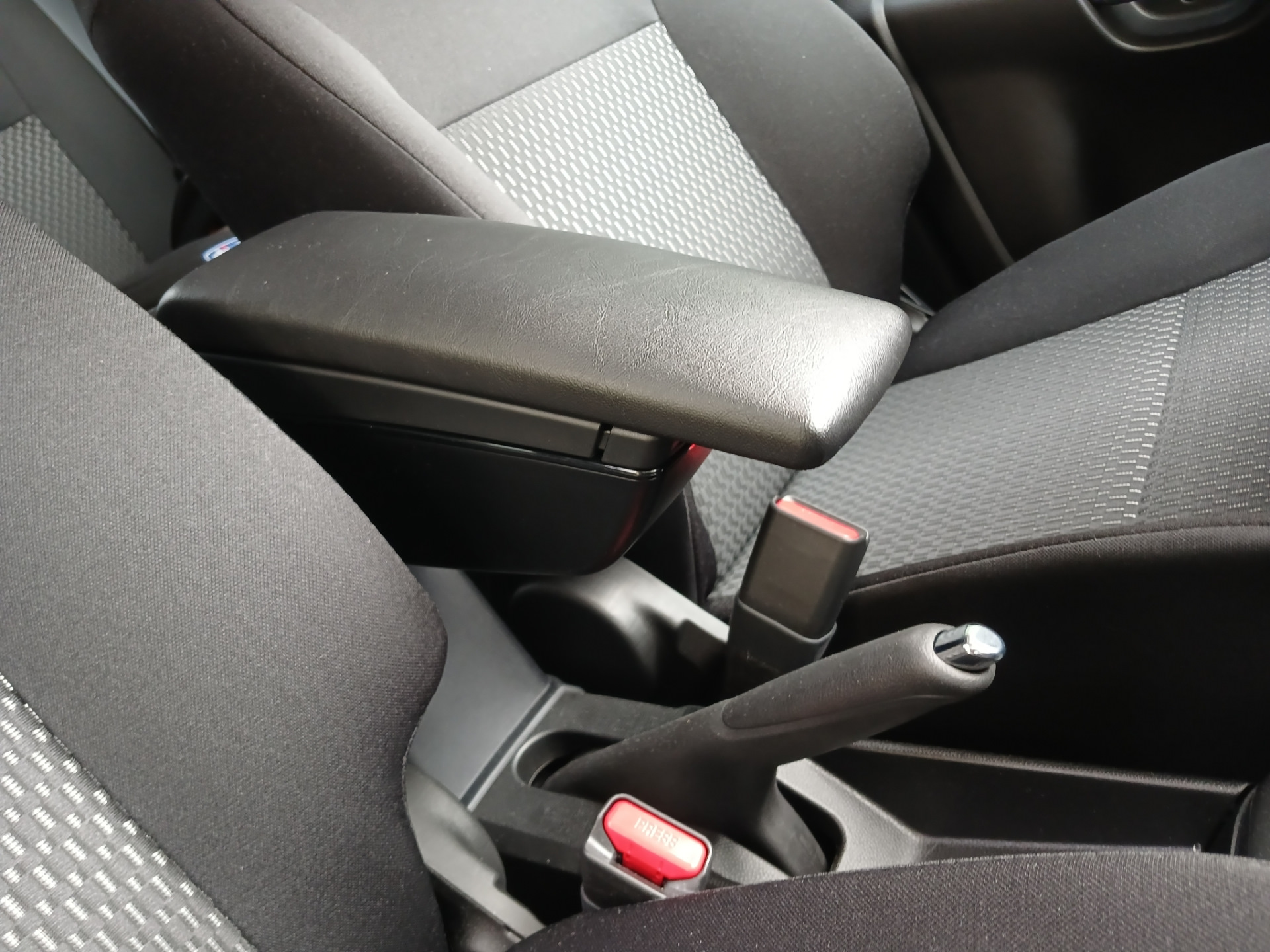 Штатный центральный подлокотник. — Suzuki Ignis (2G), 1,2 л, 2023 года ...