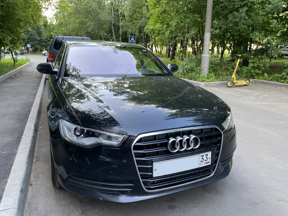 Под определенным ракурсом, цвет стекла меняется, в основном оно как обычное. — Audi A6 (C7)