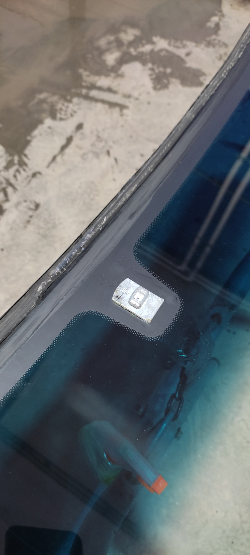 Это новое стекло на дорестайл. Площадка меньше. Т.к. нет датчика дождя. — Acura MDX (1G)