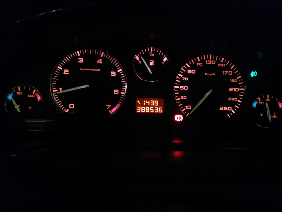 дхо в фары пежо 406. лед в фары пежо 406. лампы противотуманок peugeot 406. лампа птф пежо 406. желтые лампы пежо 406.