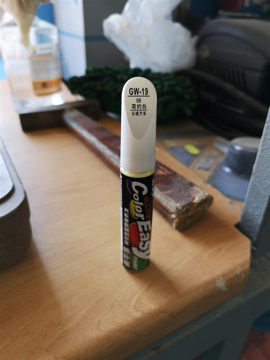 Потертые места ЛКП обезжириваем и подкрашиваем заранее приобретенным карандашом-краской — Haval H6 (1G)