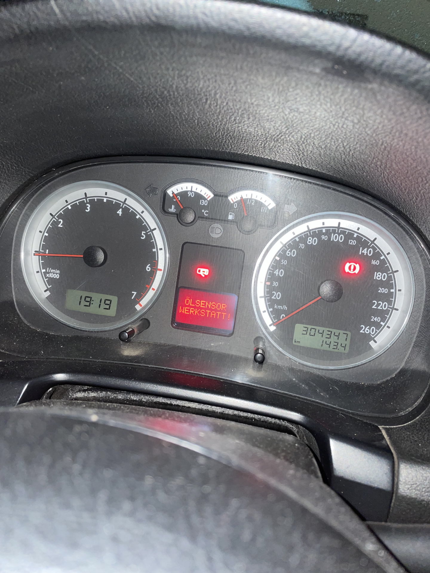 Индикатор технического обслуживания автомобиля. При каком уровне масла загорается лампочка. Сигнальная лампочка датчика давления смазки. Индикатор техобслуживания. Индикатор уровня масла в двигателе.