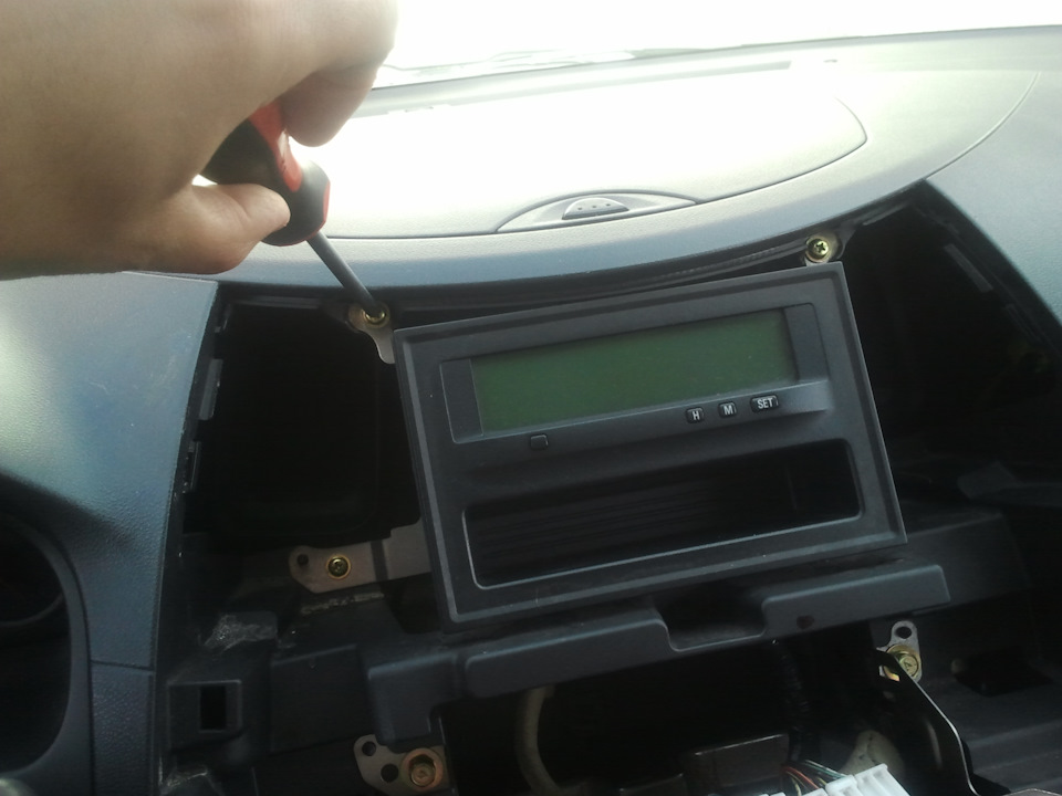 Неужели сложно было сделать магнитолу с дисплеем, который бы отображал бортовую информацию! В том числе время! — Mitsubishi Grandis